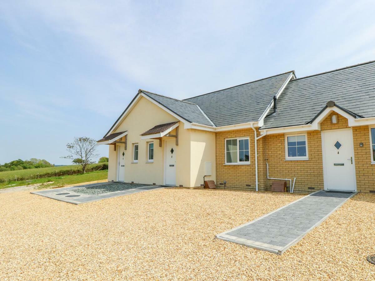 5 Yarmouth Cottages Freshwater Exterior photo